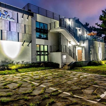 Sea And Wave Guest House Сеогвипо Екстериор снимка