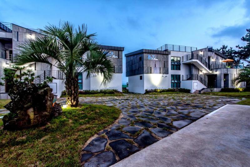 Sea And Wave Guest House Сеогвипо Екстериор снимка