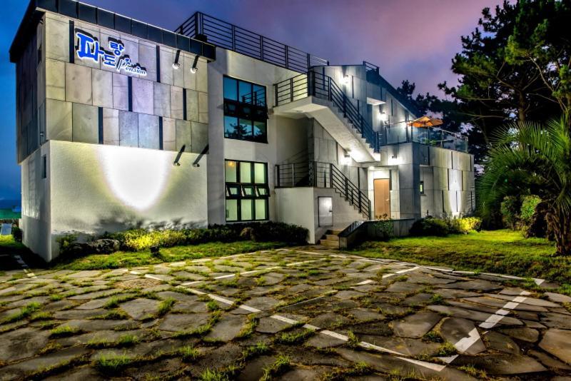 Sea And Wave Guest House Сеогвипо Екстериор снимка