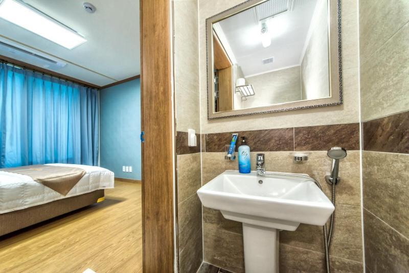 Sea And Wave Guest House Сеогвипо Екстериор снимка
