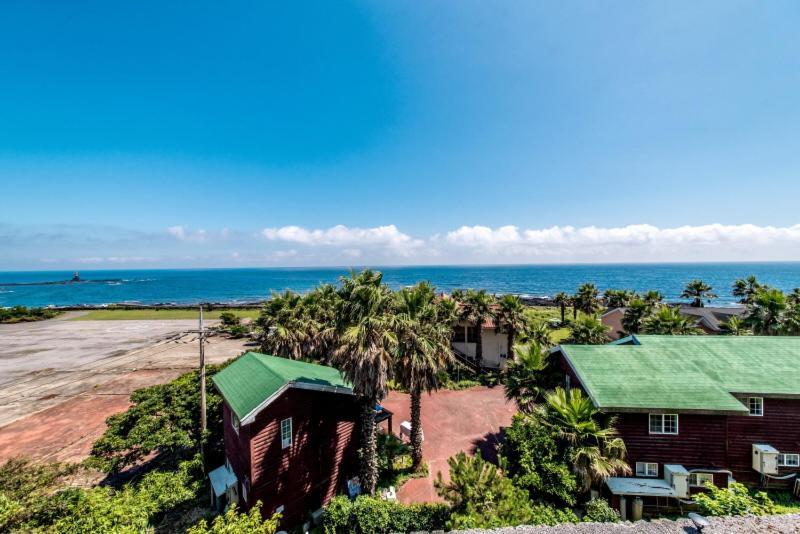 Sea And Wave Guest House Сеогвипо Екстериор снимка