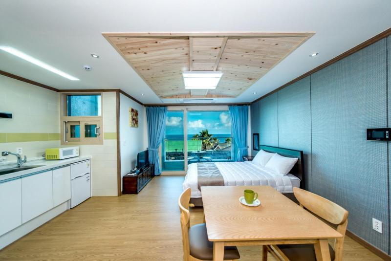 Sea And Wave Guest House Сеогвипо Екстериор снимка
